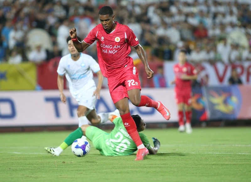 Hanoi Police beat Nam Dinh 3-2 at Thien Truong Stadium in the National Super Cup match at the beginning of this season. Photo: Minh Dan