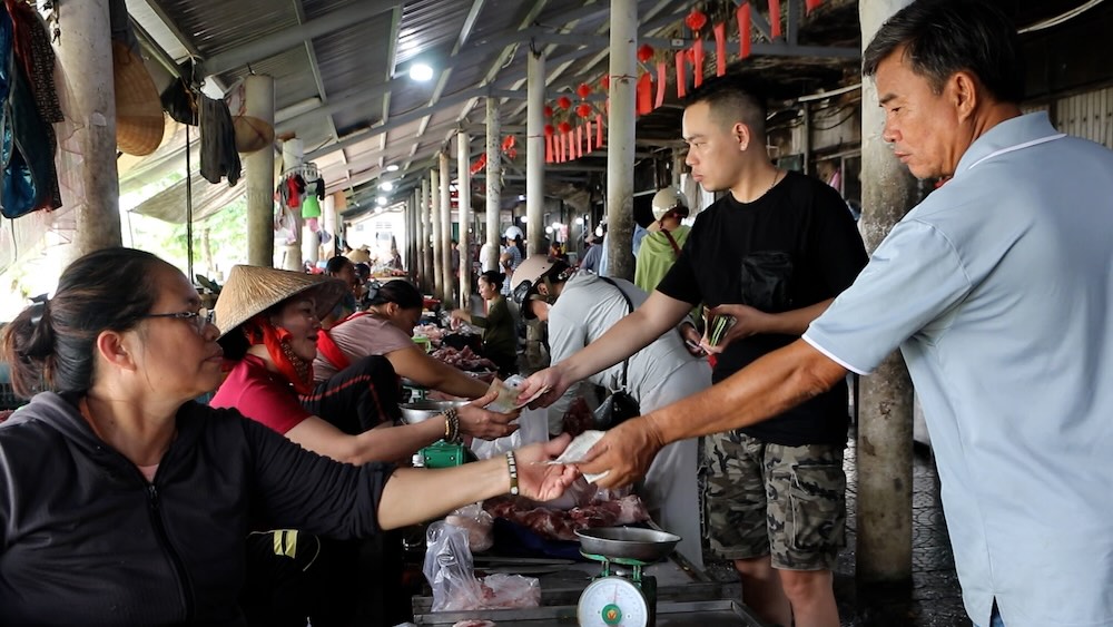 Le marche du porc a Hue se redresse apres l'epidemie. Photo : Nguyen Luan