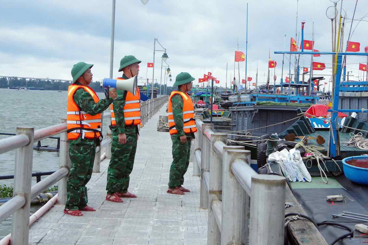 Hue City Border Guard calls on people and vehicles to take shelter from storm No. 10 Bualoi. Photo: Vo Tien.