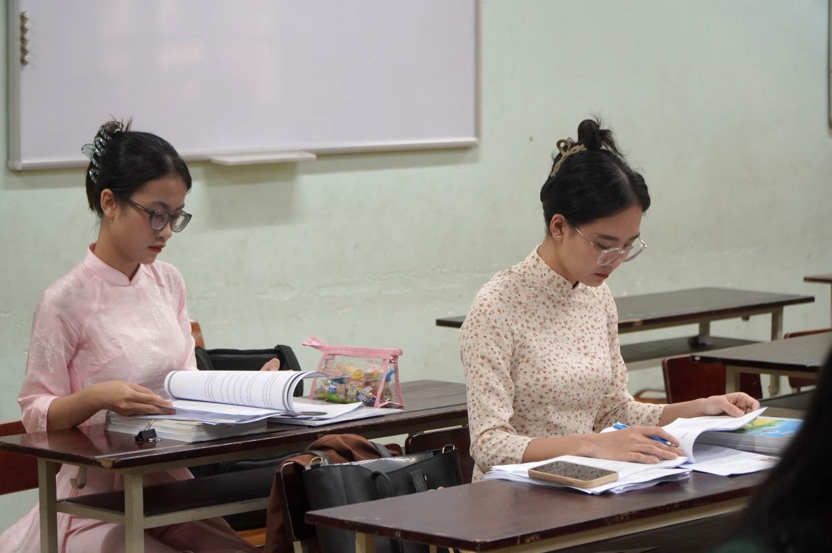 Mot so ung vien tranh thu xem lai bai truoc gio thi. Anh: Chan Phuc