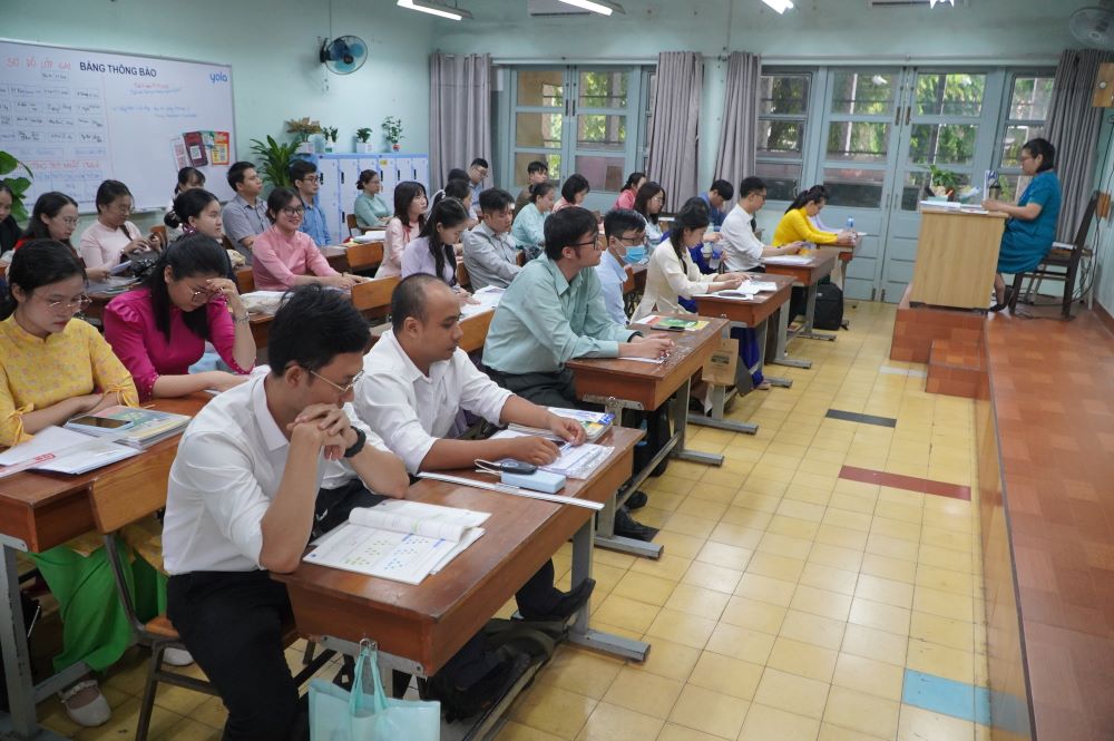 Ung vien tham gia thi tuyen giao vien o TPHCM trong sang 27.9. Anh: Chan Phuc