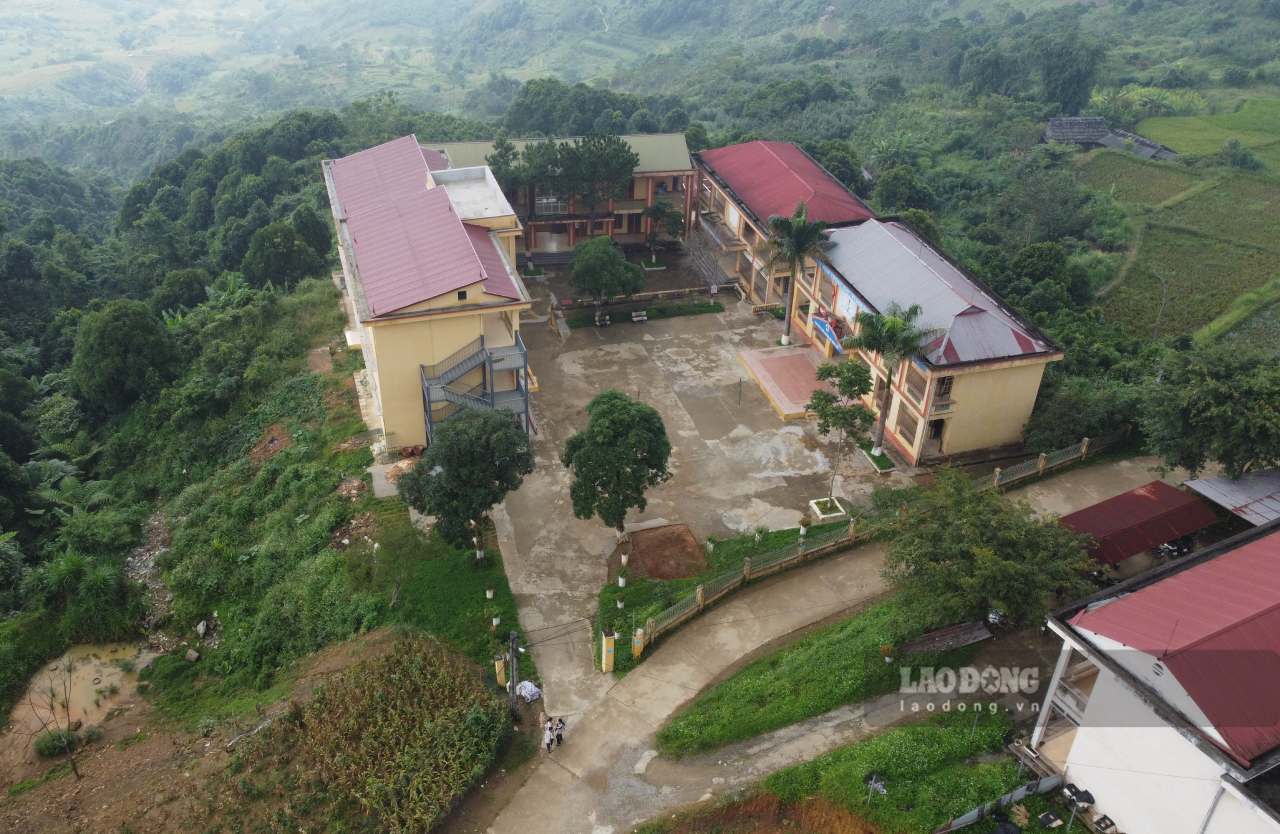 Truong hoc xay dung da lau, nhieu hang muc, cong trinh da co dau hieu xuong cap. Anh: Van Duc