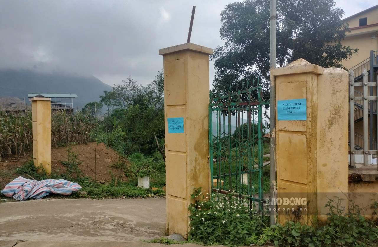 학교 정문에는 표지판이 붙어 있지만 아이들은 여전히 올라가서 놀고 있습니다. 사진: Van Duc