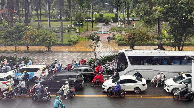 The Ho Chi Minh City area will have thunderstorms due to the impact of storm No. 10. Photo: Ha May