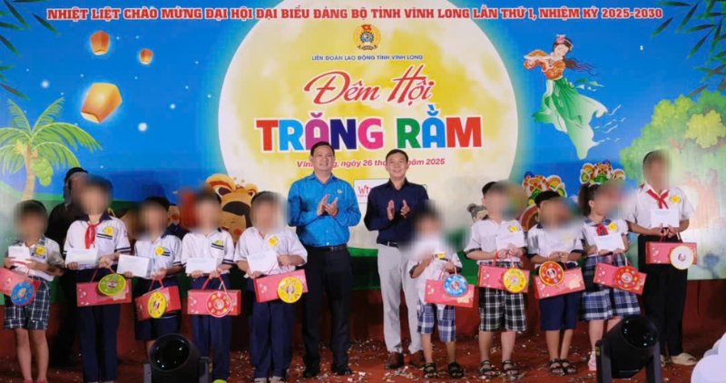 The Vinh Long Provincial Federation of Labor presented Mid-Autumn Festival gifts and scholarships to students who overcome difficulties and are good-natured. Photo: Vinh Long Provincial Federation of Labor