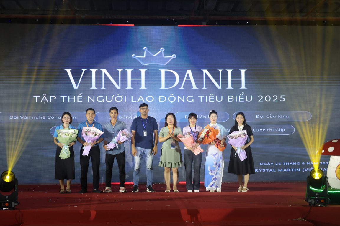 Ban lãnh đạo công ty vinh danh 6 Tập thể người lao động tiêu biểu 2025. Ảnh: Quyết Chiến 