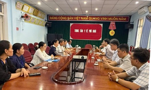 Đoàn công tác Sở Y tế TP Huế làm việc với các đơn vị liên quan sau khi xảy ra sự việc nhiều người nhập viện nghi do ngộ độc. Ảnh: K. Hảo.