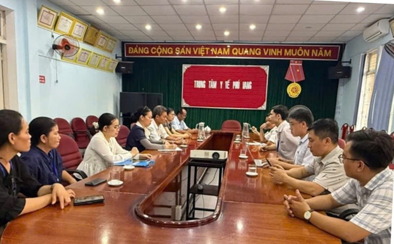 La delegacion de trabajo del Departamento de Salud de la ciudad de Hue trabaja con las unidades relacionadas despues del incidente muchas personas hospitalizadas sospechosas de intoxicacion. Foto: K. Hao.