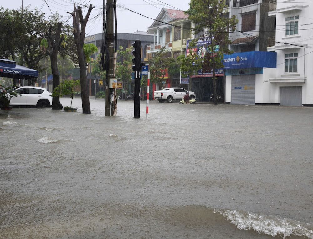 Heavy rain caused main roads to be flooded 20 - 40cm deep. Photo: Ngoc Anh