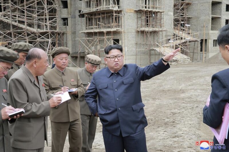 김정은 북한 국무위원장은 칼과 방패 핵무기를 갈고 닦을 것을 촉구했습니다. 사진: KCNA