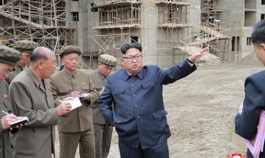 Lãnh đạo Triều Tiên Kim Jong-un kêu gọi mài sắc "thanh gươm và tấm khiên" vũ khí hạt nhân. Ảnh: KCNA