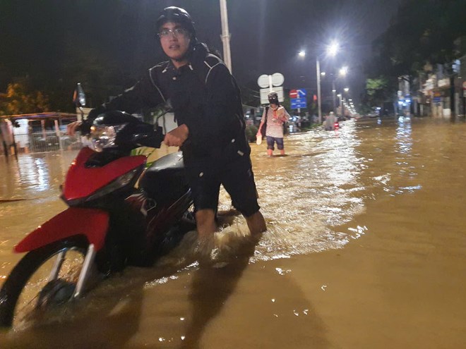 Cơ quan chức năng tỉnh Khánh Hòa khẩn trương ứng phó bão số 10, yêu cầu vận hành hồ chứa an toàn. Ảnh: Hữu Long