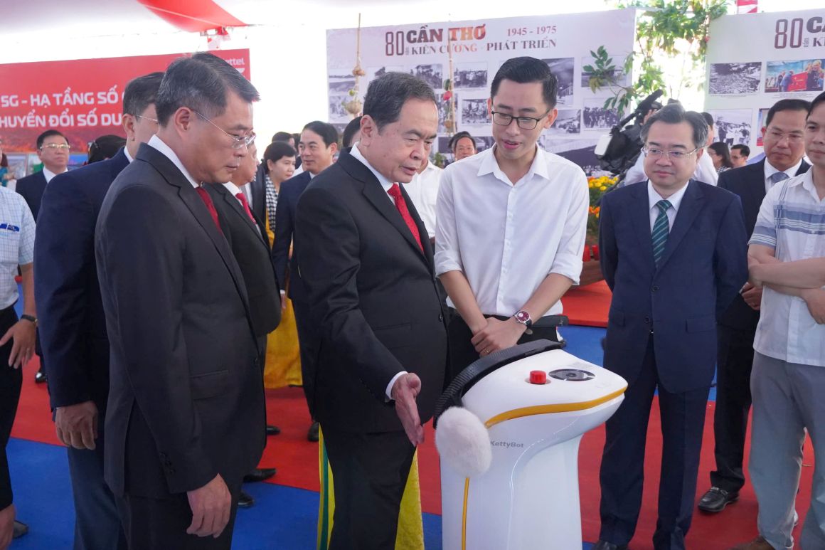 Chu tich Quoc hoi Tran Thanh Man tham quan cac gian hang trung bay tai Dai hoi. Anh: Ta Quang