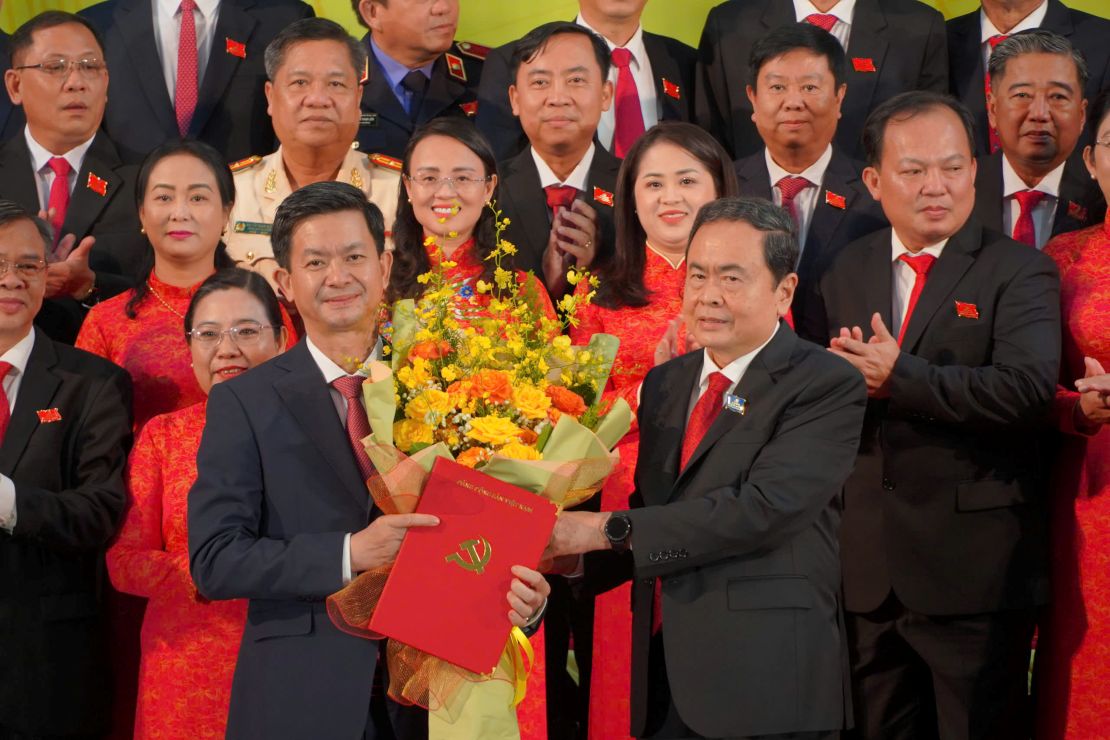 Chu tich Quoc hoi Tran Thanh Man tang hoa chuc mung Bi thu Thanh uy Can Tho Le Quang Tung. Anh: Ta Quang