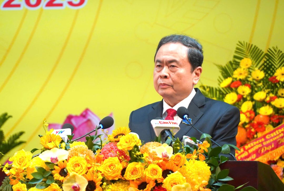 Tran Thanh Man 국회의장이 2025-2030 임기 제1차 Can Tho시 당위원회 대표자 대회를 지시하는 연설을 하고 있습니다. 사진: Ta Quang