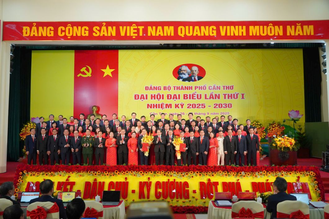 Chu tich Quoc hoi Tran Thanh Man tang hoa chuc mung Ban chap hanh Dang bo TP Can Tho nhiem ky 2025 - 2030. Anh: Ta Quang