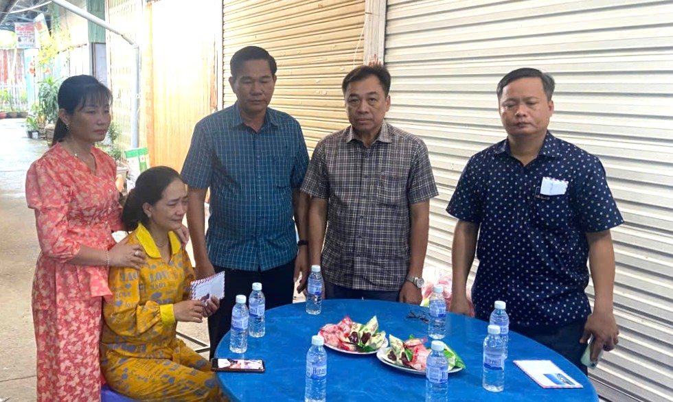 Lanh dao xa Phu My, tinh Ca Mau tham hoi dong vien gia dinh thiet hai trong vu chay trong dem. Anh: Ban doc cung cap