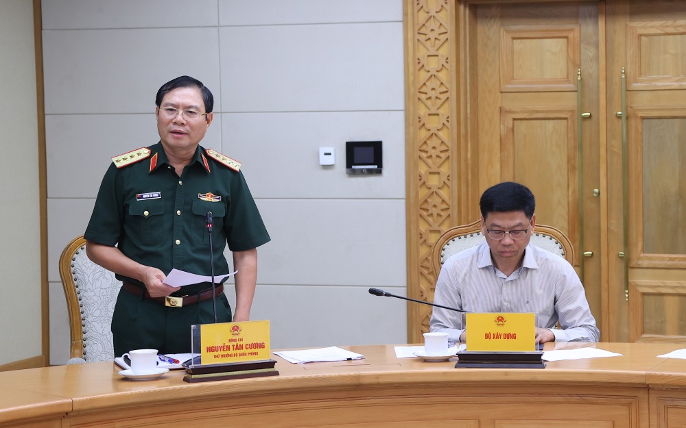 Dai tuong Nguyen Tan Cuong bao cao. Anh: VGP