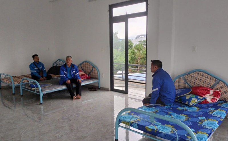 The Trade Union of Dong Thuy Company Limited coordinated to support housing, electricity, and domestic water for more than 100 workers, helping to reduce costs by 3-4 million VND/person/month. Photo: Lam Duc