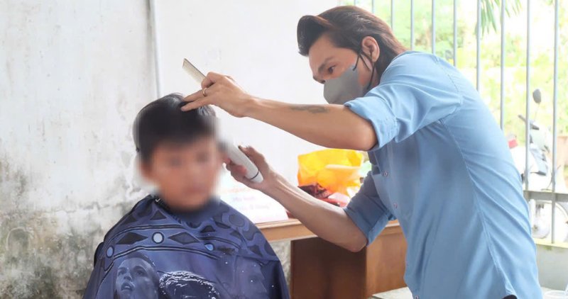 Tinh nguyen vien cat toc mien phi tai Ngay hoi Nghia tinh Vinh Xuan. Anh: Hoang Loc