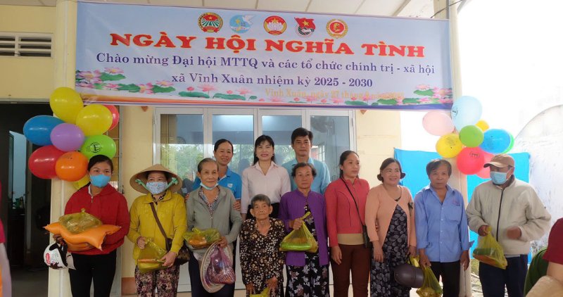 Vinh Xuan Love Festivalで、ボランティアモデルから有意義な贈り物を受け取って喜んでいます。写真：Hoang Loc