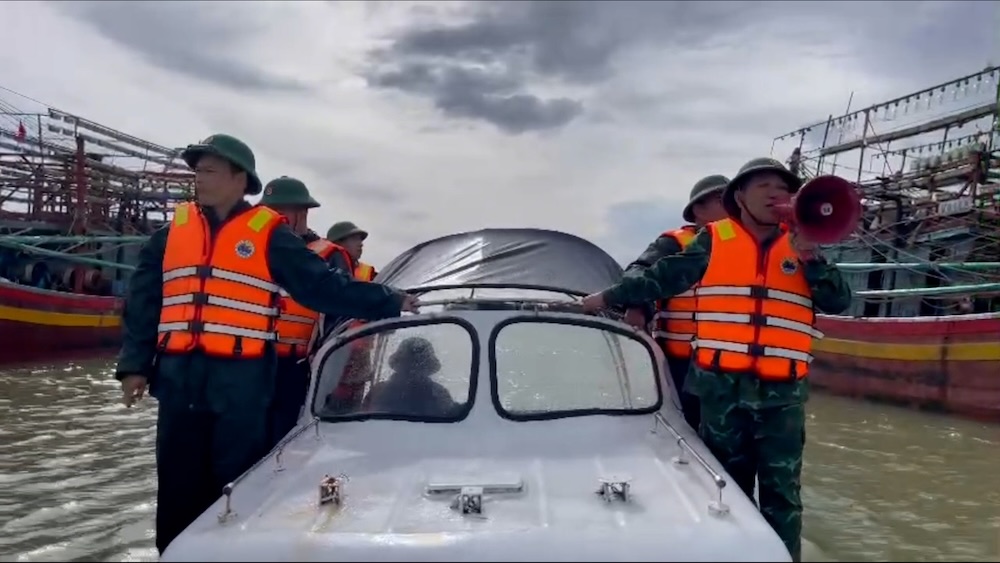 Quang Tri calls on ships to urgently return to shore to avoid storm No. 10. Photo: H.Nguyen