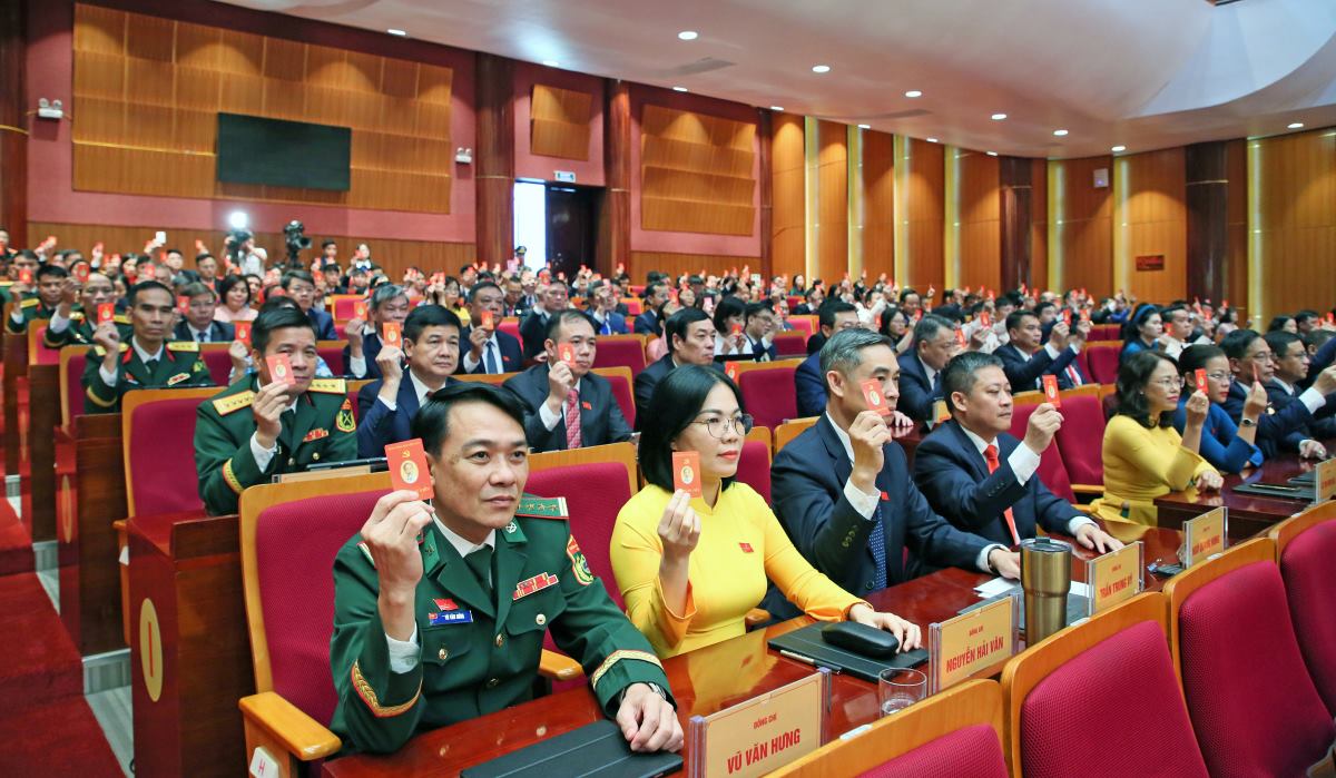 100% 대표가 제16차 꽝닌성 당위원회 대표자 대회 결의안에 높은 찬성표를 던졌습니다. 사진: Nguyen Hung