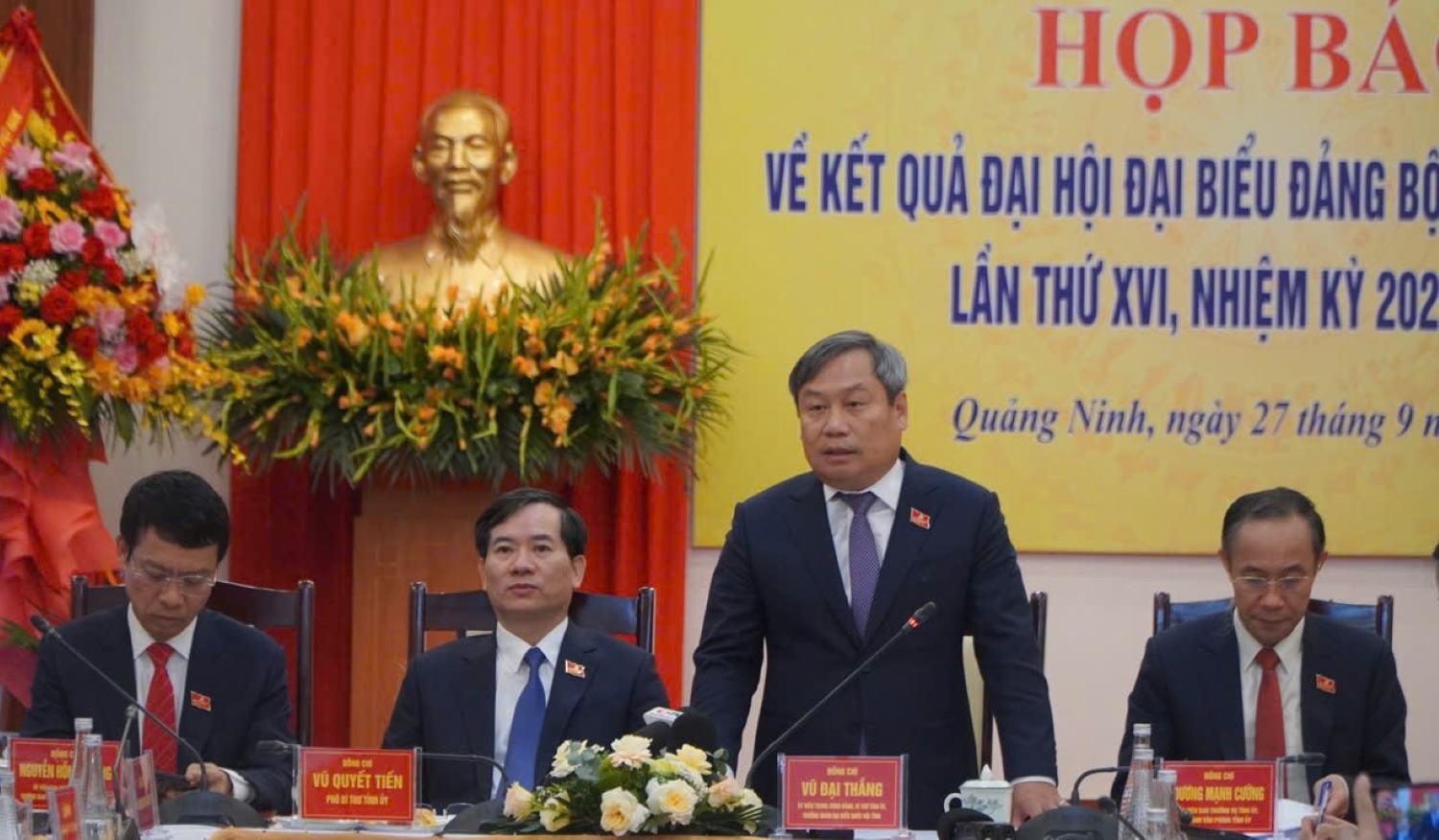Bi thu Tinh uy Quang Ninh Vu Dai Thang trao doi voi bao chi ve ket qua Dai hoi. Anh: Nguyen Hung