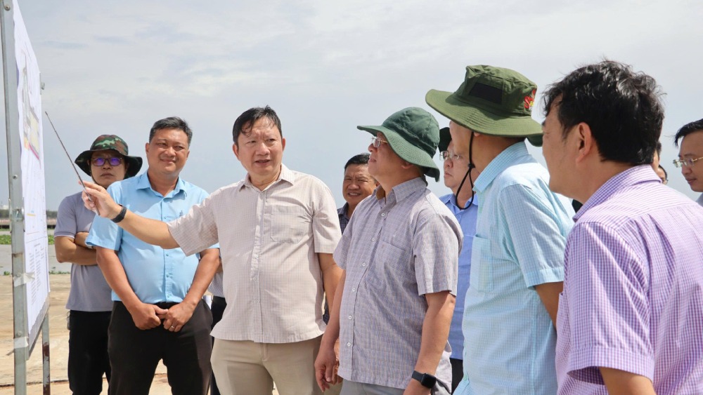 Chairman of the Provincial People's Committee Ho Van Mung (3rd from right) conducted a field survey at Rach Gia Passenger Port. Photo: Ngoc Mai