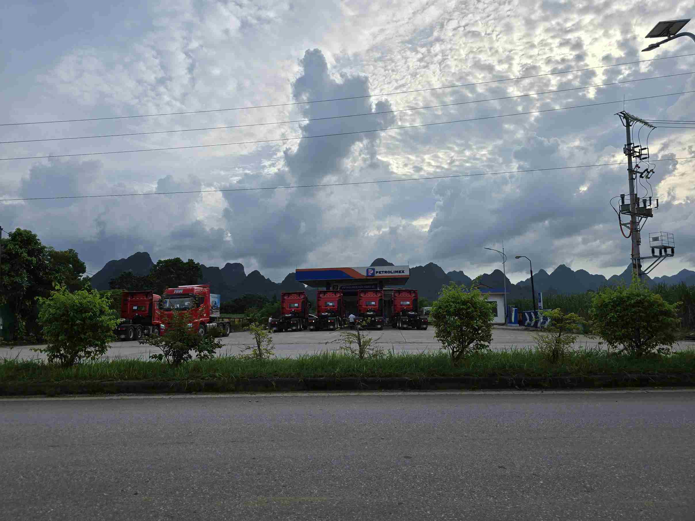 Luong xe dau keo nhap khau qua Ta Lung, Cao Bang ngay mot tang. Anh: Tan Van