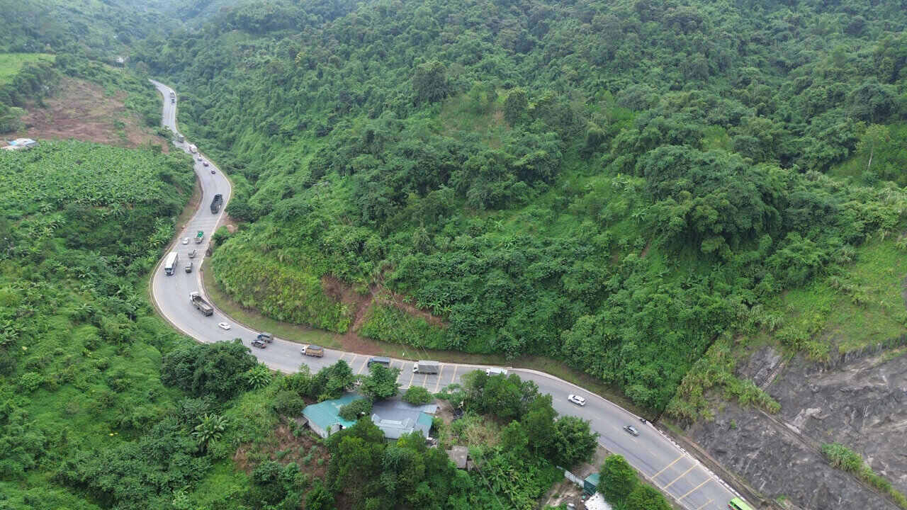 Doc Quy Hau quanh co, nhieu xe noi duoi nhau di chuyen cham. Anh: Dang Tinh