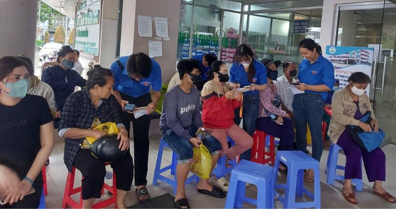 Ho tro nguoi dan thuc hien tich hop ho so suc khoe dien tu vao ung dung VneID. Anh: So Y te Vinh Long