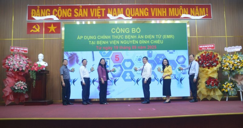 Vinh Long medical facilities deploy electronic medical records, aiming for smart, modern healthcare. Photo: Hoang Loc