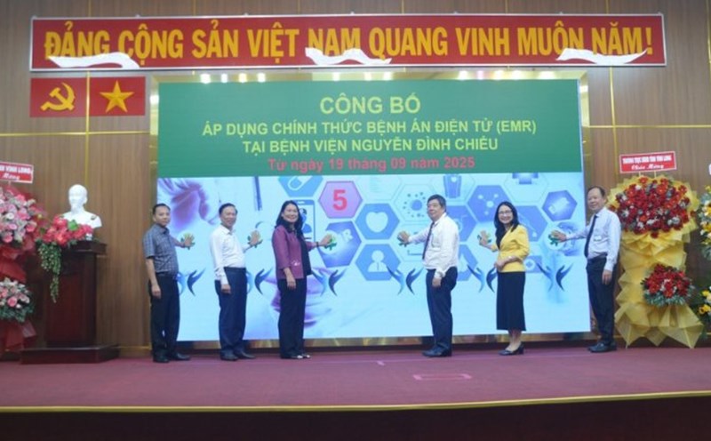 Vinh Long medical facilities deploy electronic medical records, aiming for smart, modern healthcare. Photo: Hoang Loc