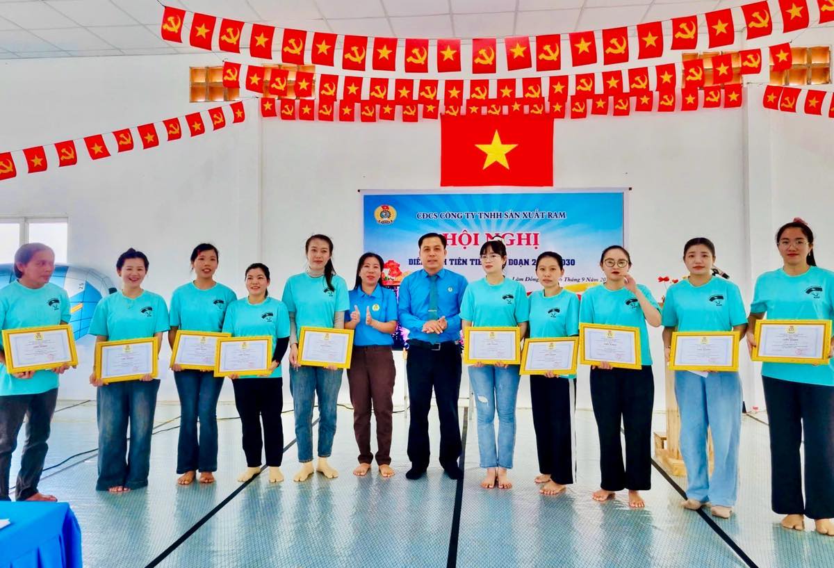 Chu tich Cong doan phuong Mui Ne - Tran Ngoc Phuc trao giay khen cua cong doan co so cho 10 ca nhan dien hinh tien tien. Anh: Pham Duy 