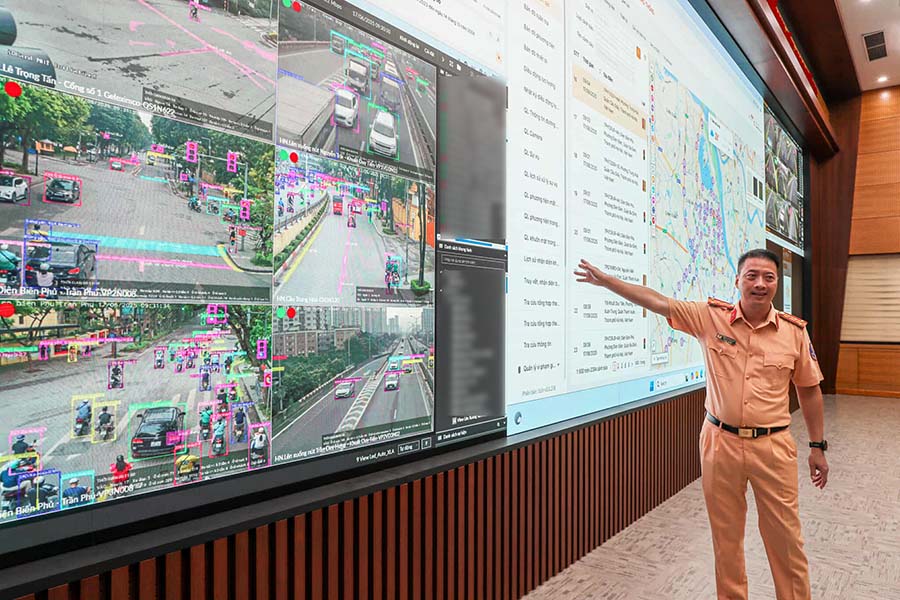 The image recorded from the traffic surveillance camera will be analyzed before sending a notice of fine to the vehicle owner. Photo: Thang Nguyen