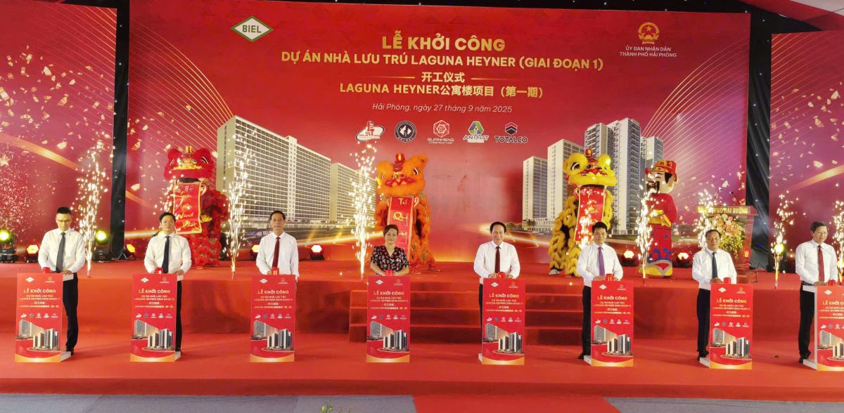 Cac dai bieu thuc hien nghi thuc khoi cong du an. Ảnh: Mai Dung