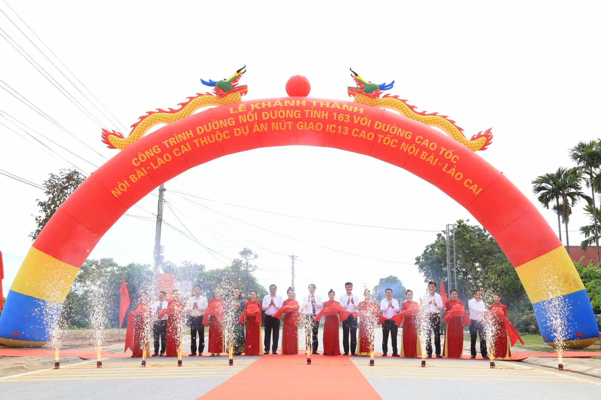 The road connecting Provincial Road 163 with Noi Bai - Lao Cai Expressway was inaugurated on the occasion of the first Lao Cai Provincial Party Congress. Photo: Van Duc