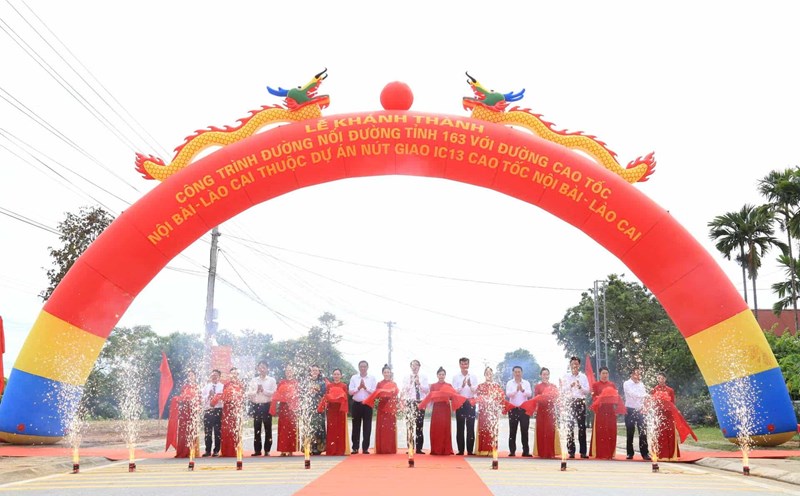 The road connecting Provincial Road 163 with Noi Bai - Lao Cai Expressway was inaugurated on the occasion of the first Lao Cai Provincial Party Congress. Photo: Van Duc