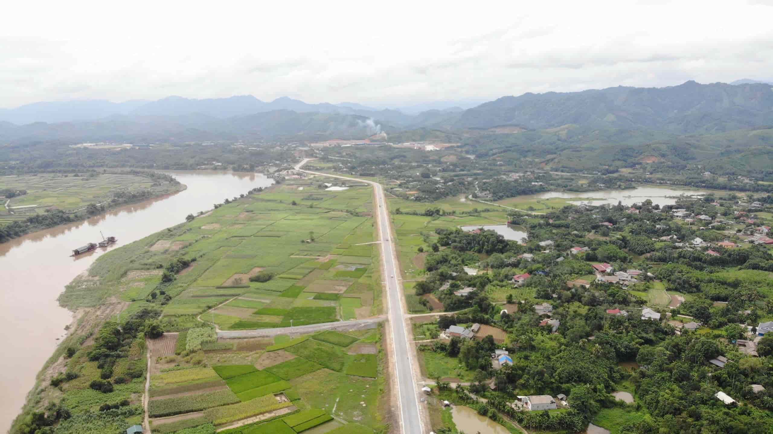 Tuyen duong dai hon 6km, duoc hoan thanh sau hon 4 nam thi cong. Anh: Van Duc