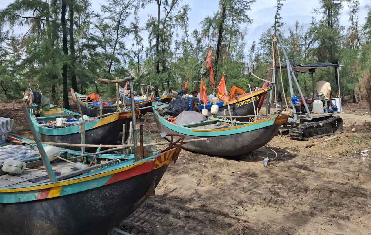 Nhieu tau, thuyen o xa Yen Hoa da duoc dua len bo an toan. Anh: Tran Tuan.