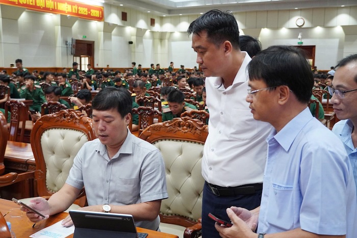 Bi thu Tinh uy Le Quoc Phong dang nhap va truy cap thu nghiem tai lieu Dai hoi tren may tinh bang. Anh: Cong thong tin dien tu Dong Thap. 