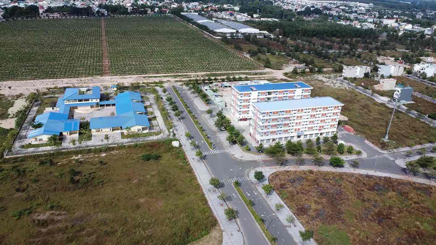 Area de implementacion del proyecto de vivienda social en un terreno de 3 5 hectareas en un parque industrial en la comuna de Trang Bom. Foto de archivo: HAC