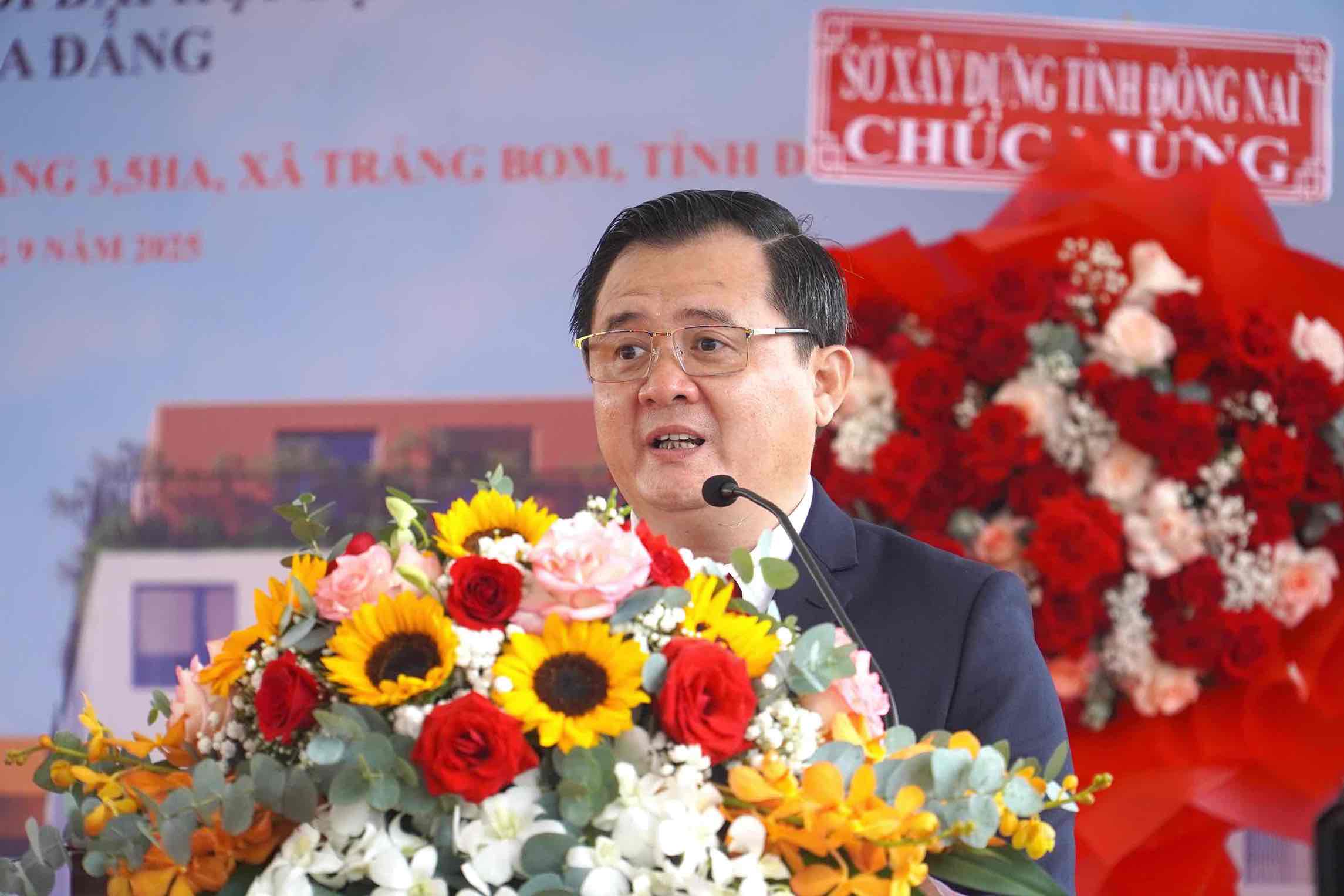Ong Nguyen Phi Long - Chu tich Hoi dong quan tri kiem Tong giam doc Cong ty co phan Tap doan Dia oc va xay dung moi truong Khang Nam phat bieu tai buoi le. Anh: HAC
