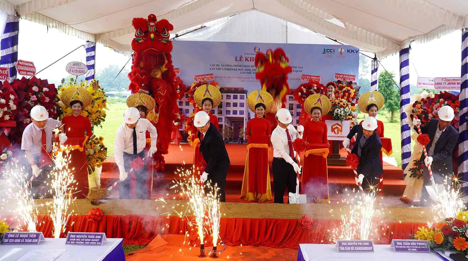 Cac dai bieu thuc hien nghi thuc dong tho du an nha o xa hoi tai khu dat 3,5 ha xa Trang Bom. Anh: HAC