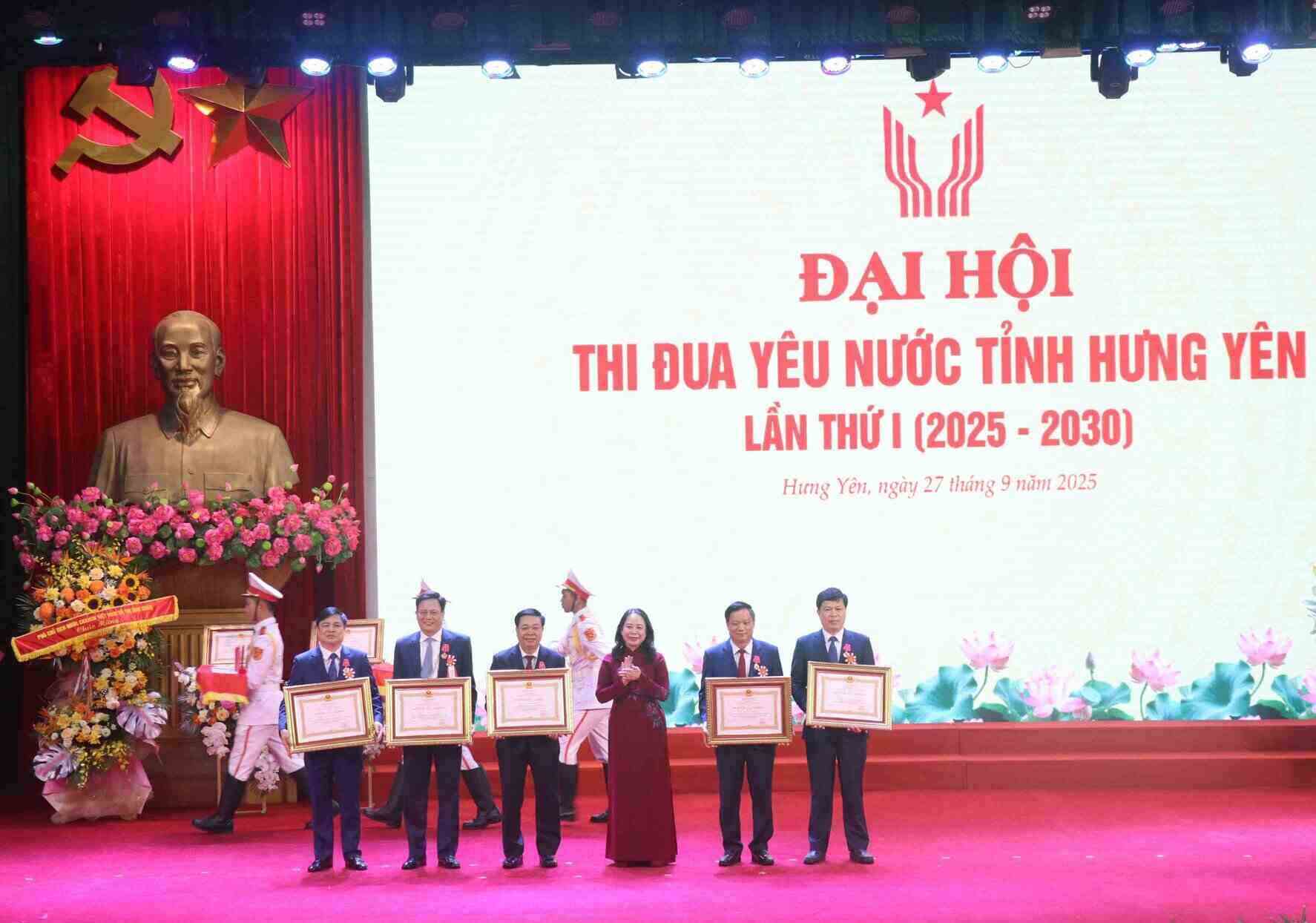 Authorized by Vice President Vo Thi Anh Xuan to award the Labor Medal to individuals. Photo: Quang My