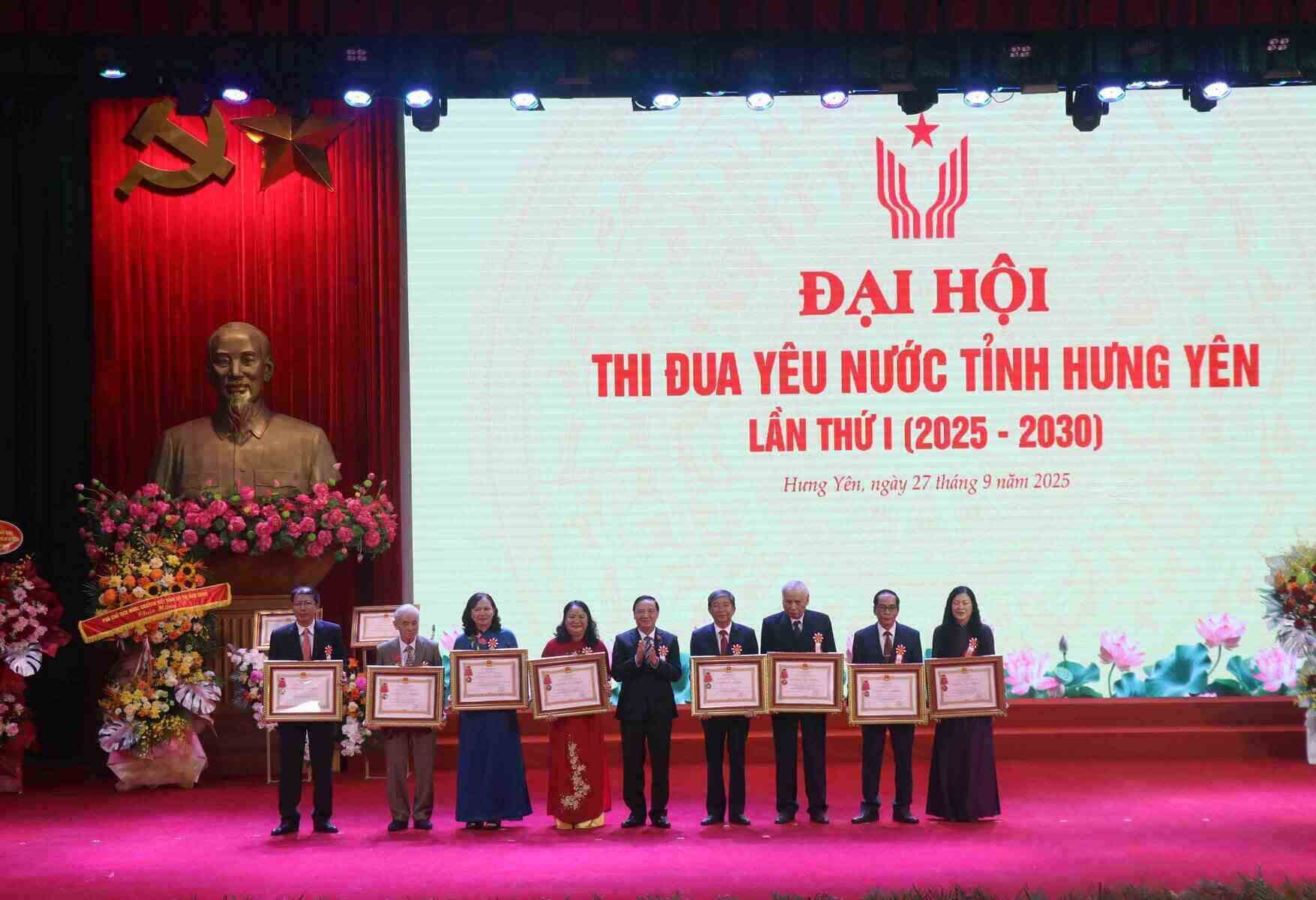 Vinh danh nhung dien hinh tien tien tai Dai hoi Thi dua yeu nuoc Hung Yen lan thu I. Anh: Quang Nhieu