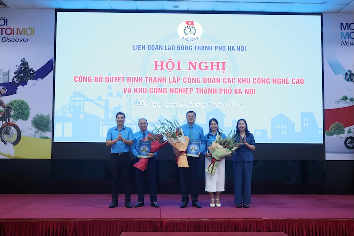 조국전선 및 하노이시 노동총연맹 지도자들이 하노이시 하이테크 단지 및 산업 단지 노동조합 설립 결정서를 수여하고 있습니다. 사진: Ngoc Anh
