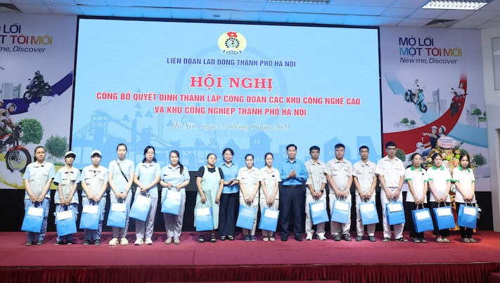 Trao ho tro cho cong nhan lao dong. Anh: Ngoc Anh