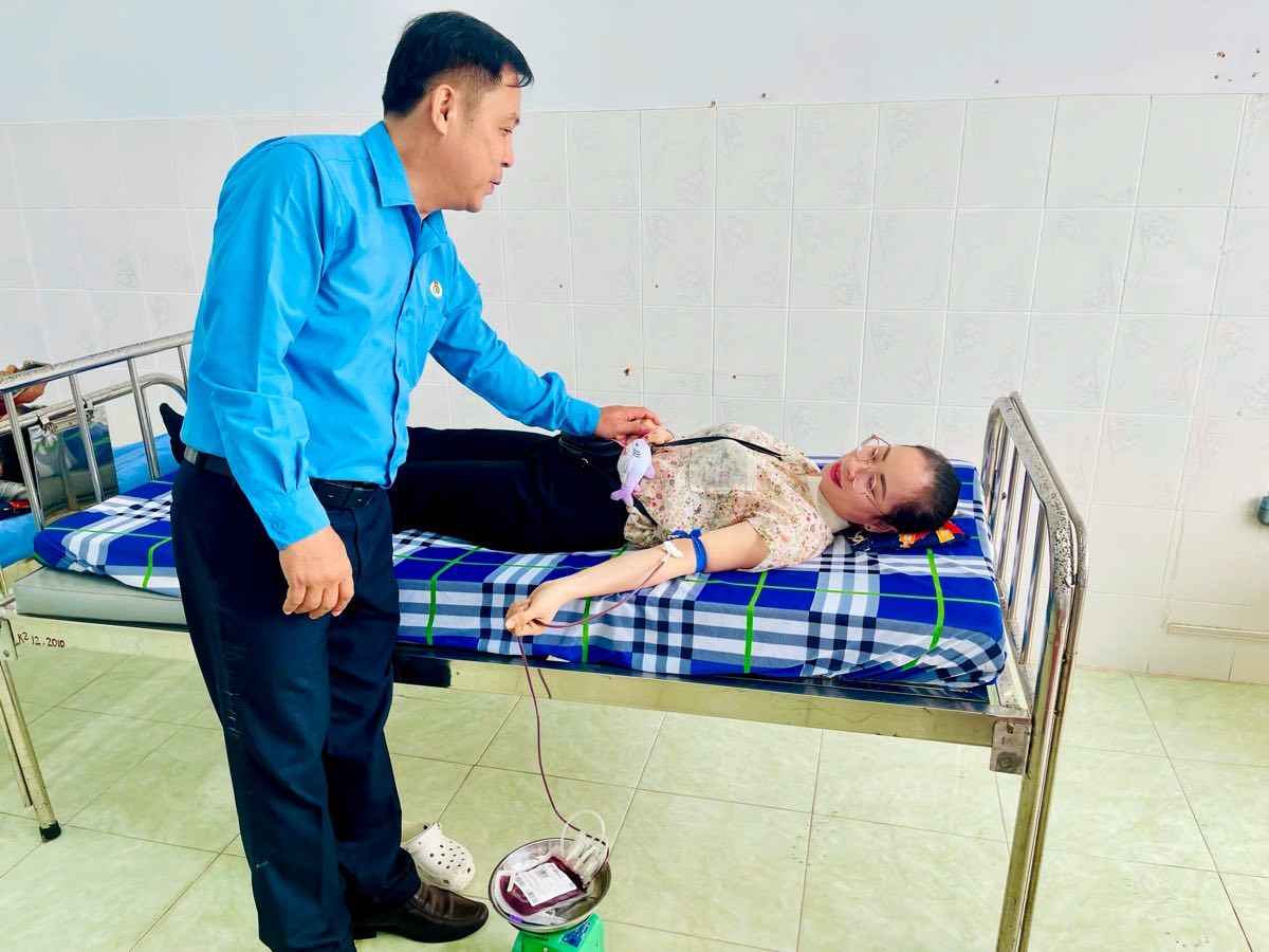 Chu tich Cong doan phuong Mui Ne den tham, dong vien doan vien tham gia hien mau. Anh: Pham Duy 